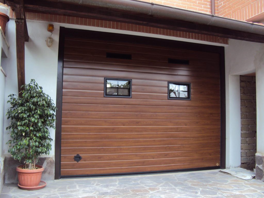 Porta sezionale per garage simil legno con oblò