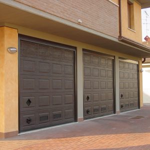 Tre portoni per garage sezionali con prese d'aria