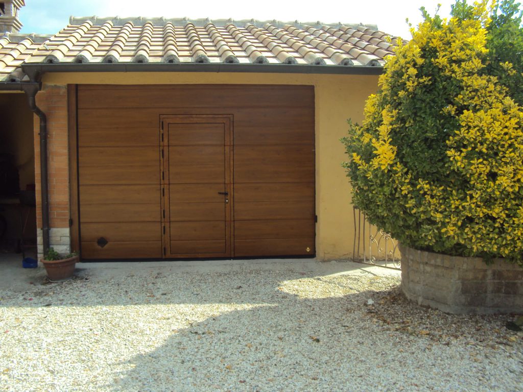 Porta sezionale per garage simil legno con porta pedonale