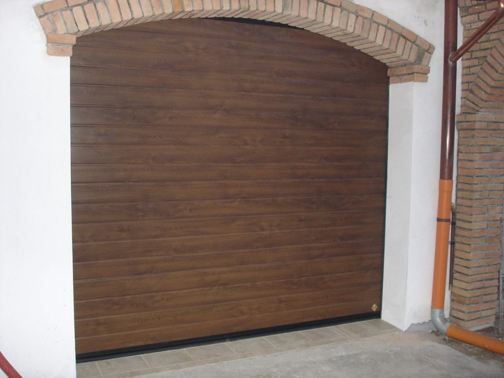 Porta sezionale per garage simil legno