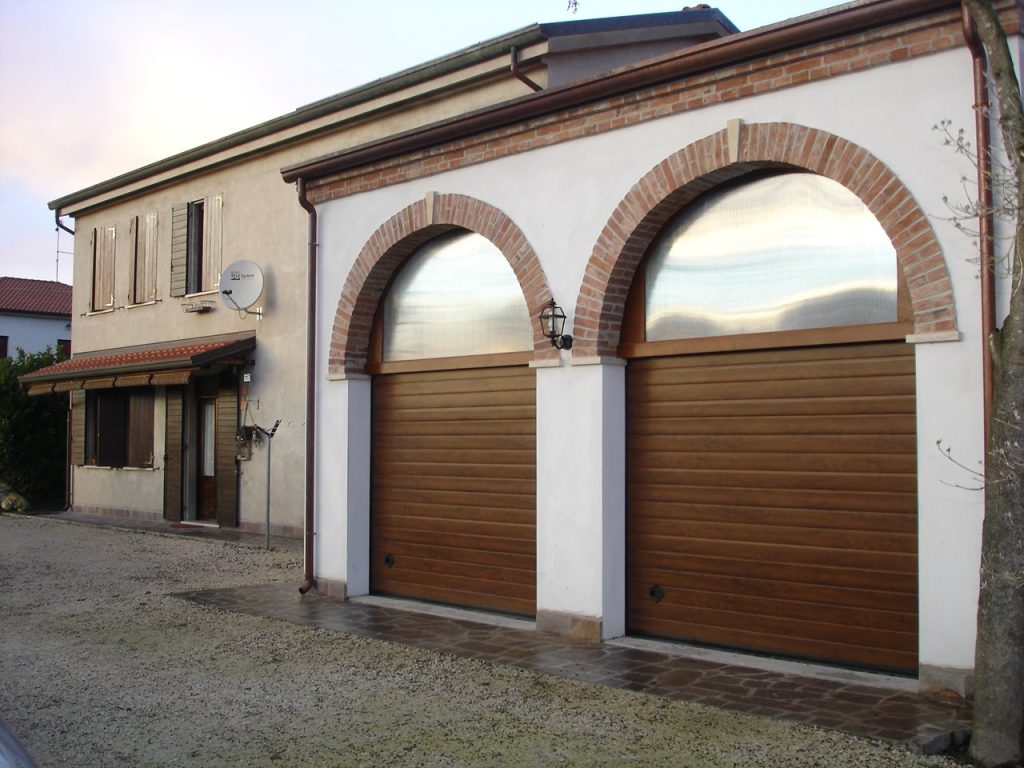 Porta sezionale per garage simil legno