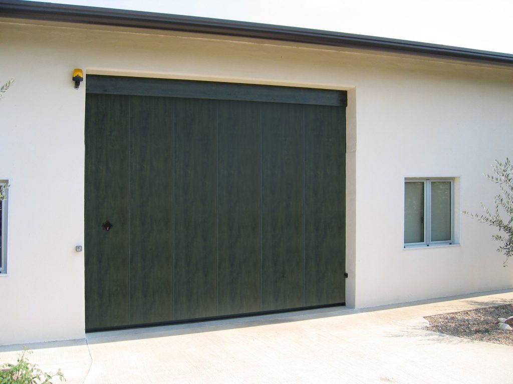 Porta sezionale laterale per garage, colore simil legno verde