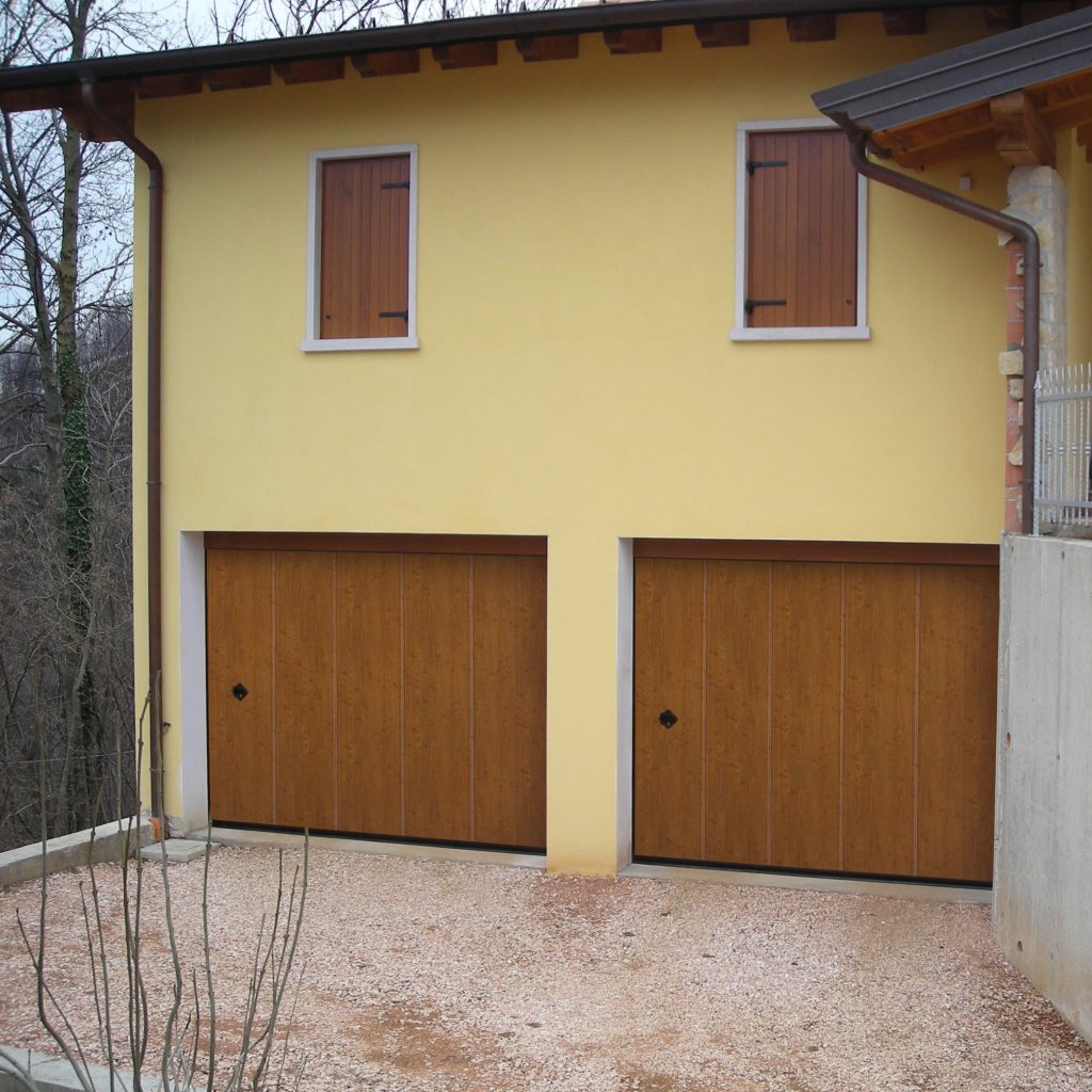 Porta sezionale laterale per garage, colore quercia chiara