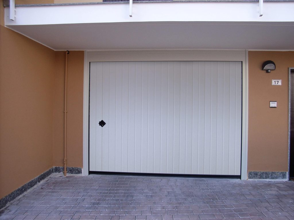 Porta sezionale laterale per garage, colore bianco