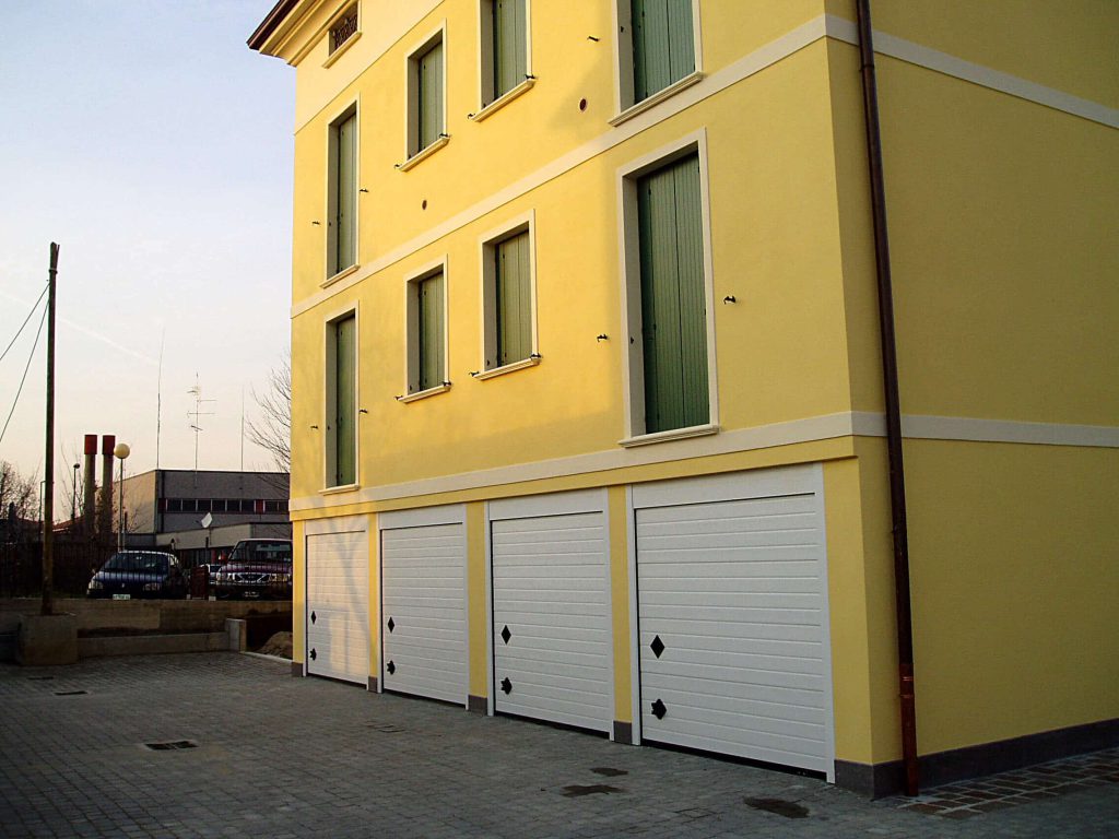 Porta per garage sezionale bianca