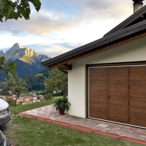 Porta basculante per garage con porta pedonale