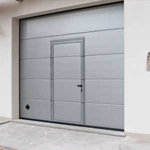 Porta per garage sezionale con porta pedonale nella colorazione Grigio condominiale