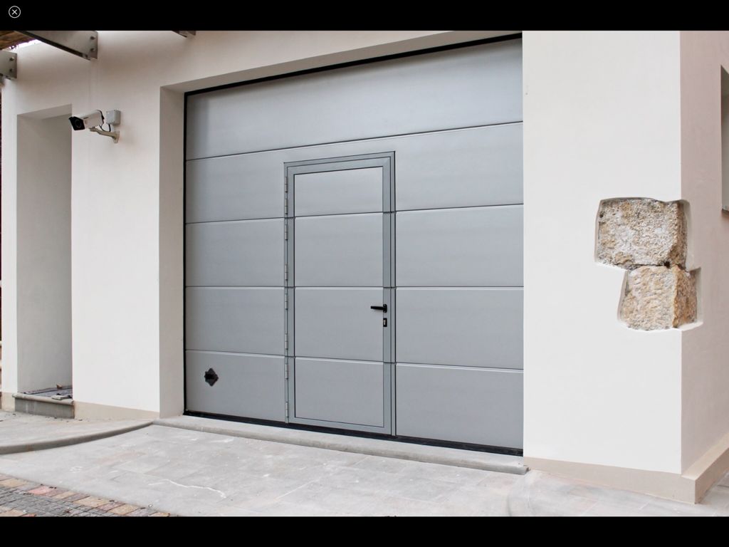 Porta per garage con porta pedonale